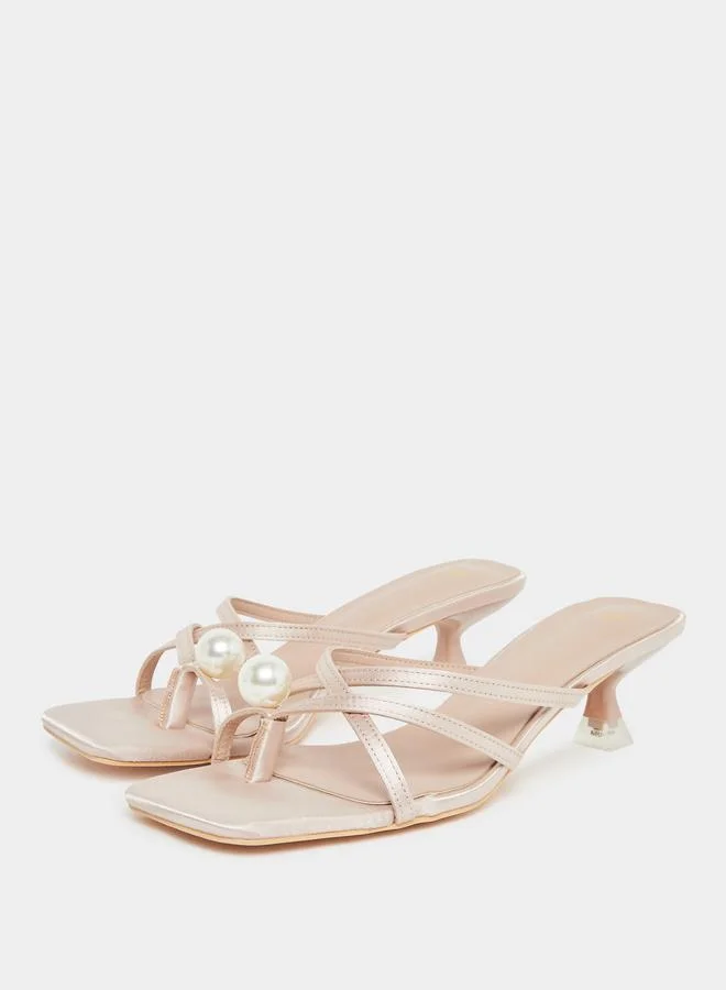 ستايلي صندل بكعب قطة بتفاصيل لؤلؤ